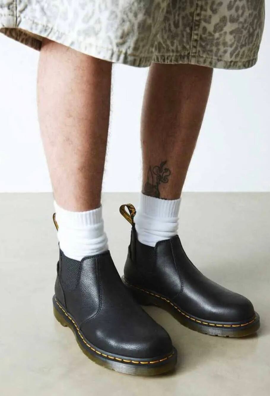 Mens Size 9 Dr. Martens Chelsea Boots 2976 Lo Oil Resistant Rogue Leather Black